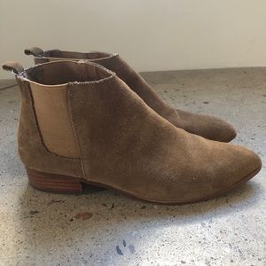GAP tan suede ankle boots size 7.5